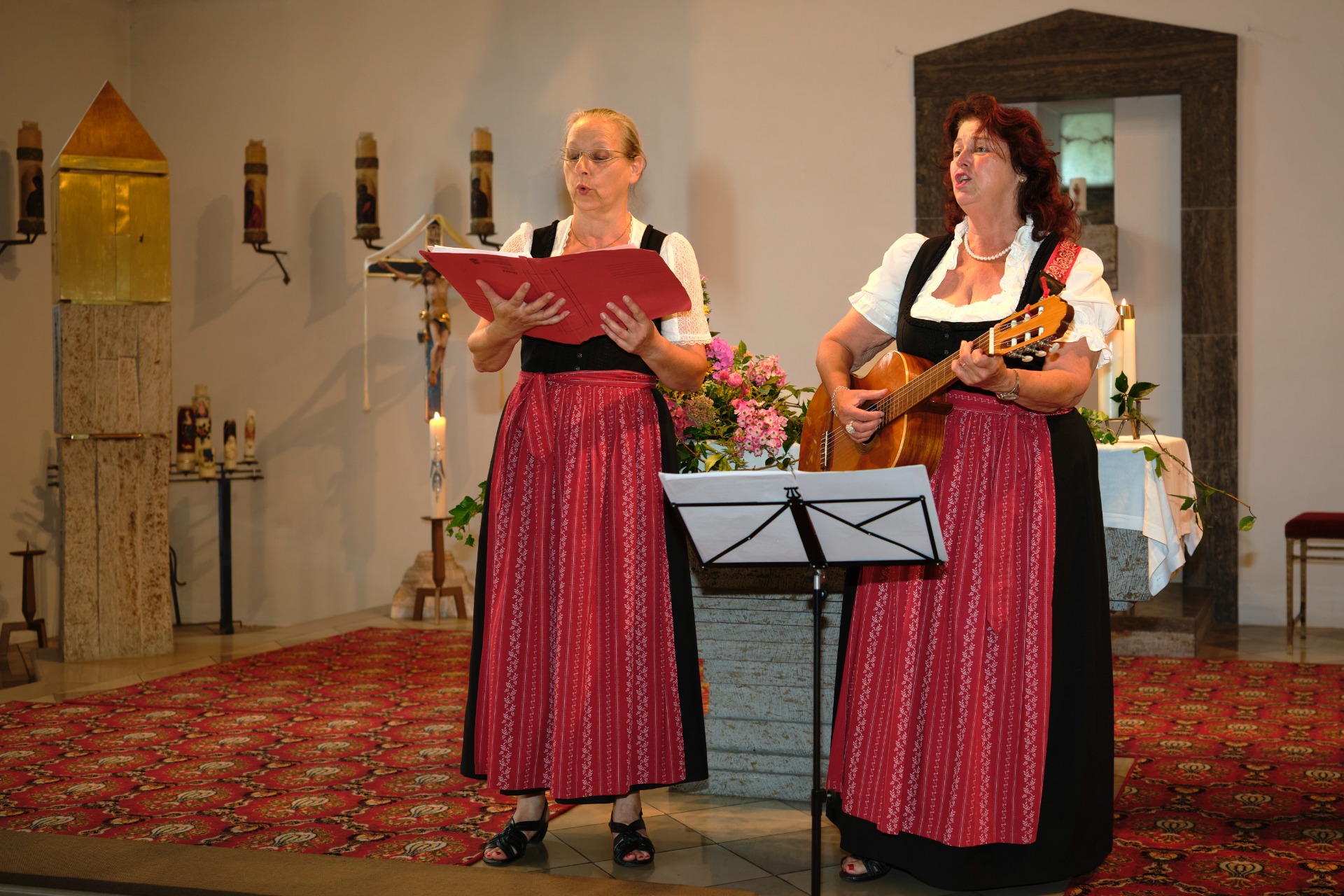 Am Pfingstmontag, 25. Mai 2026, gestaltet Erna Dirschinger gemeinsam mit Ida Rau eine Maiandacht in der Pfarrkirche St. Stephanus in Sehensand bei Neuburg. Beginn ist um 17:00 uhr
