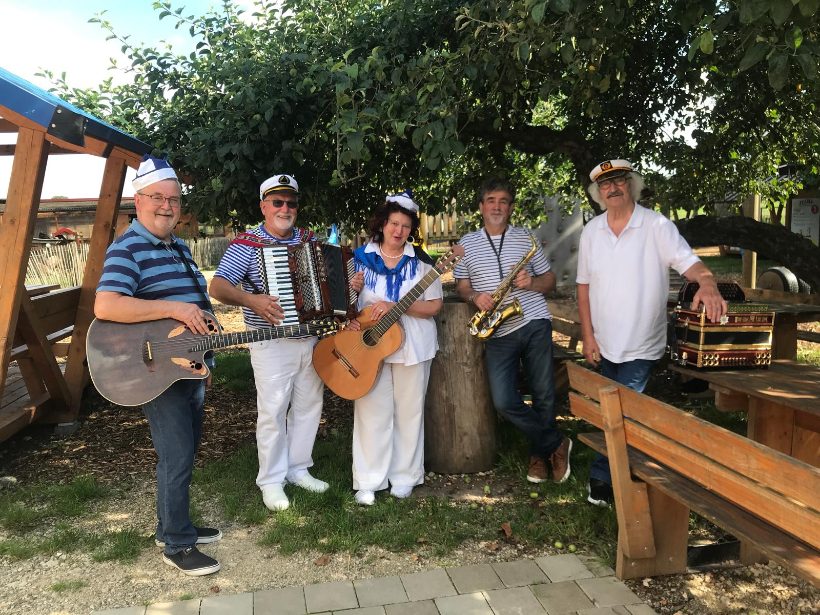 Der kommende Singnachmittag in der Bäldleschwaige am Donnerstag, 25.Juni, steht unter dem beliebten Thema: „Seemann, lass das Träumen“. Dazu gibt es wunderschöne und unvergessene Lieder und Melodien von „Junge komm bald wieder“ über „Blaue Nacht am Hafen“ bis „wir lagen vor Madagaskar“. Erna Dirschinger und die Bäldlemusikanten präsentieren in der Zeit von 14-17 Uhr einen unterhaltsamen und abwechslungsreichen Nachmittag, zu dem natürlich auch „Kiel-Holen“ und „Hobby-Fischen“ gehört. Die Bäldleküche bietet dazu wie gewohnt erfrischende Getränke und herzhafte Speisen.